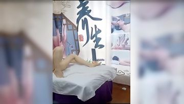 养生馆风骚女技师【上篇】帮助小哥一起玩弄女顾客激情双飞，道具玩逼骑在脖子上草嘴，按摩床上轮草两女浪